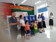 Chi đoàn trường MN Cao Dương 2 tặng quà cho các em có hoàn cảnh đặc biệt khó khăn dịp Tết Trung Thu năm học 2023-2024.