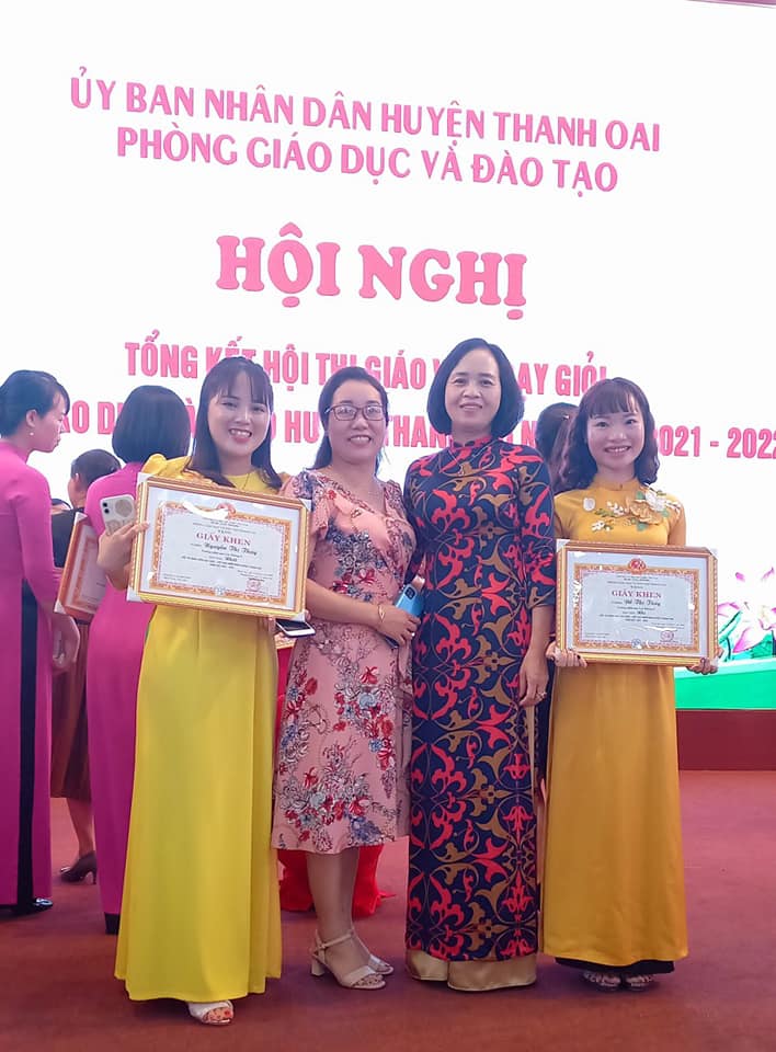 Nhận thưởng hội thi giáo viên giỏi cấp Huyện